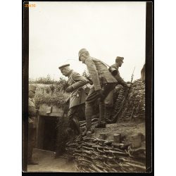   Katonatiszt a lövészárokban. keleti front, magyar katonák egyenruhában, 1. világháború, 1910-es évek, Eredeti fotó, papírkép. 