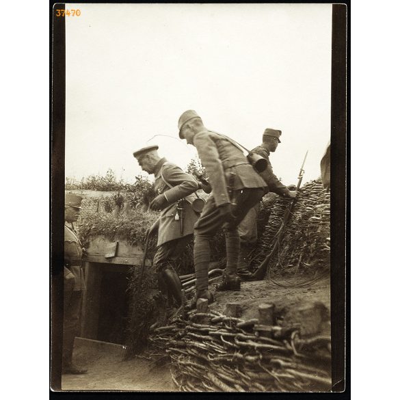 Katonatiszt a lövészárokban. keleti front, magyar katonák egyenruhában, 1. világháború, 1910-es évek, Eredeti fotó, papírkép. 