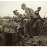 Katonatiszt a lövészárokban. keleti front, magyar katonák egyenruhában, 1. világháború, 1910-es évek, Eredeti fotó, papírkép. 