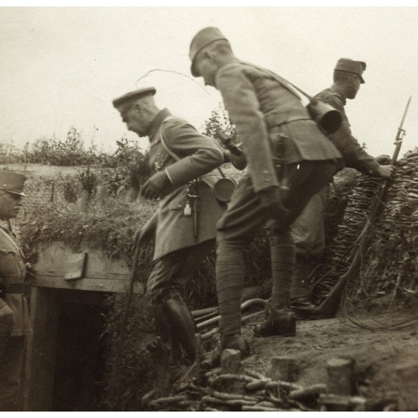 Katonatiszt a lövészárokban. keleti front, magyar katonák egyenruhában, 1. világháború, 1910-es évek, Eredeti fotó, papírkép. 