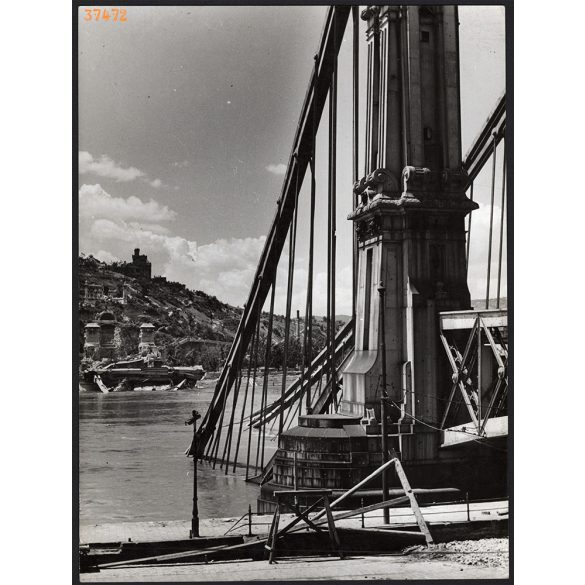 Nagyobb méret, Szendrő István fotóművészeti alkotása, A régi Erzsébet híd, a 2. világháború után, Budapest, híd, Gellért-hegy, Pest megye, 1940-es évek. Eredeti, pecséttel jelzett fotó, papírkép,