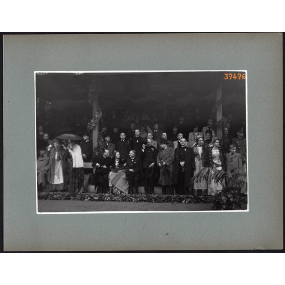 Nagyobb méret, Szatmárnémeti, Erdély, Magyar Királyi Államvasutak Fiúnevelő Intézetének és Árvaházának felavatása. A résztvevők között híres nemesek, politikusok és egyházi vezetők, 1941. szeptember 