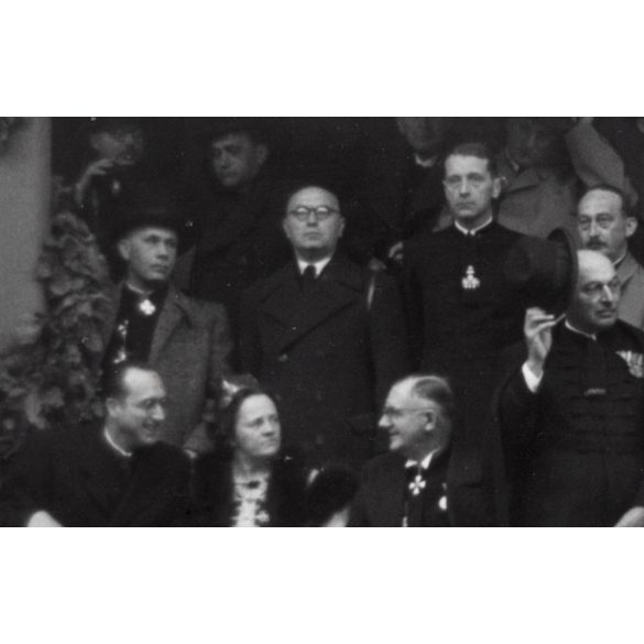 Nagyobb méret, Szatmárnémeti, Erdély, Magyar Királyi Államvasutak Fiúnevelő Intézetének és Árvaházának felavatása. A résztvevők között híres nemesek, politikusok és egyházi vezetők, 1941. szeptember 