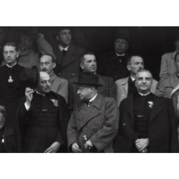 Nagyobb méret, Szatmárnémeti, Erdély, Magyar Királyi Államvasutak Fiúnevelő Intézetének és Árvaházának felavatása. A résztvevők között híres nemesek, politikusok és egyházi vezetők, 1941. szeptember 