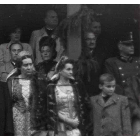 Nagyobb méret, Szatmárnémeti, Erdély, Magyar Királyi Államvasutak Fiúnevelő Intézetének és Árvaházának felavatása. A résztvevők között híres nemesek, politikusok és egyházi vezetők, 1941. szeptember 