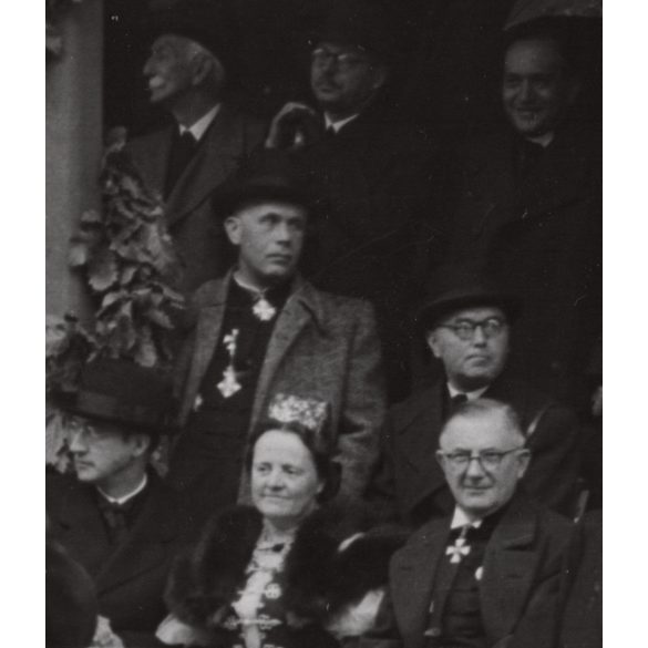 Nagyobb méret, Szatmárnémeti, Erdély, a Magyar Királyi Államvasutak Fiúnevelő Intézetének és Árvaházának felavatása. A résztvevők között híres nemesek, politikusok és egyházi vezetők, 1941. szeptember