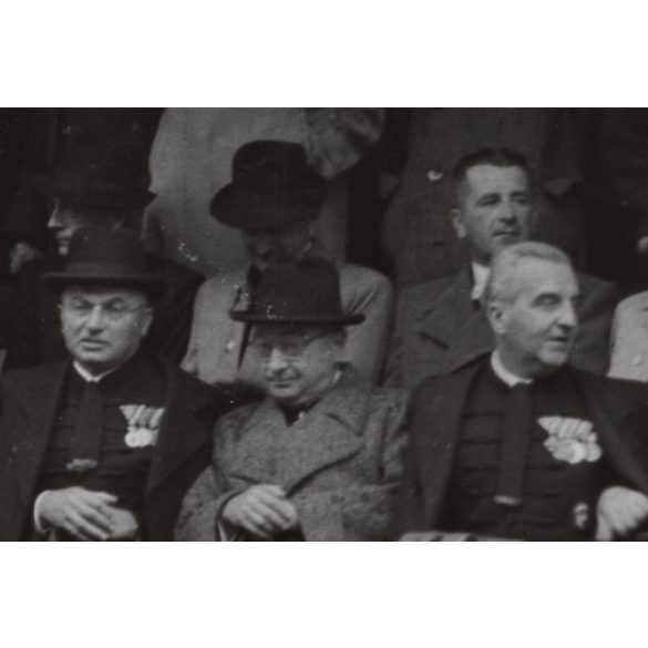 Nagyobb méret, Szatmárnémeti, Erdély, a Magyar Királyi Államvasutak Fiúnevelő Intézetének és Árvaházának felavatása. A résztvevők között híres nemesek, politikusok és egyházi vezetők, 1941. szeptember