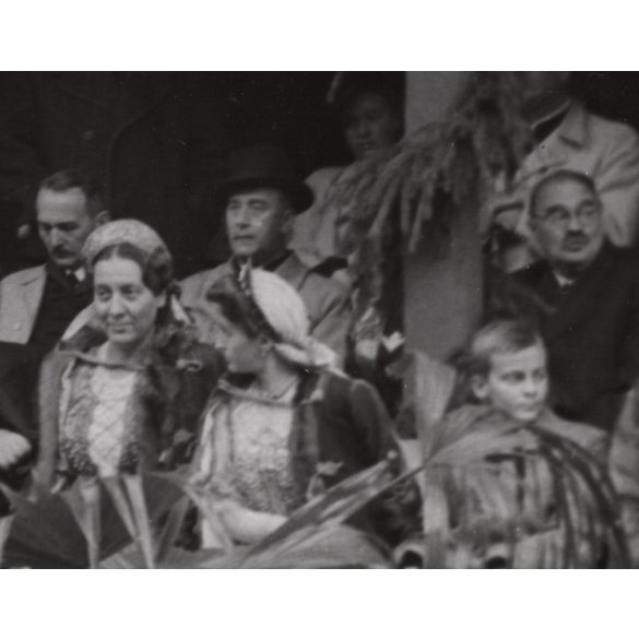 Nagyobb méret, Szatmárnémeti, Erdély, a Magyar Királyi Államvasutak Fiúnevelő Intézetének és Árvaházának felavatása. A résztvevők között híres nemesek, politikusok és egyházi vezetők, 1941. szeptember