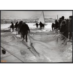   Nagyobb méret, Szendrő István fotóművészeti alkotása, Lékhalászok a Balaton jegén, Balaton, hajó, háló, 1930-as évek. Eredeti, pecséttel jelzett fotó, papírkép, Agfa Brovira papíron.