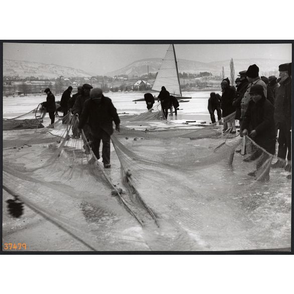 Nagyobb méret, Szendrő István fotóművészeti alkotása, Lékhalászok a Balaton jegén, Balaton, hajó, háló, 1930-as évek. Eredeti, pecséttel jelzett fotó, papírkép, Agfa Brovira papíron.