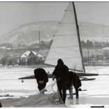 Nagyobb méret, Szendrő István fotóművészeti alkotása, Lékhalászok a Balaton jegén, Balaton, hajó, háló, 1930-as évek. Eredeti, pecséttel jelzett fotó, papírkép, Agfa Brovira papíron.