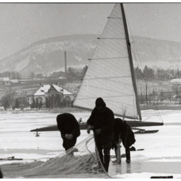 Nagyobb méret, Szendrő István fotóművészeti alkotása, Lékhalászok a Balaton jegén, Balaton, hajó, háló, 1930-as évek. Eredeti, pecséttel jelzett fotó, papírkép, Agfa Brovira papíron.
