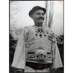   Nagyobb méret, Szendrő István fotóművészeti alkotása, férfi Gyimesközéploki (Hargita megye) népviseletben, népviselet, mellény, kalap, bajusz, 1930-as évek. 