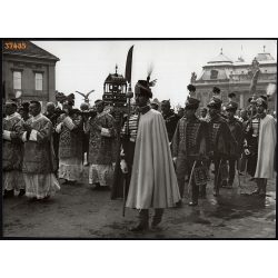   Nagyobb méret, Szendrő István fotóművészeti alkotása, Szent Jobb körmenet a fővárosban, Budapest, egyházi méltóságok, őrök, 1930-as évek. Eredeti, pecséttel jelzett fotó, papírkép,