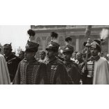 Nagyobb méret, Szendrő István fotóművészeti alkotása, Szent Jobb körmenet a fővárosban, Budapest, egyházi méltóságok, őrök, 1930-as évek. Eredeti, pecséttel jelzett fotó, papírkép,