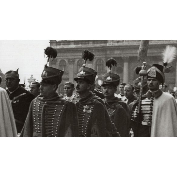 Nagyobb méret, Szendrő István fotóművészeti alkotása, Szent Jobb körmenet a fővárosban, Budapest, egyházi méltóságok, őrök, 1930-as évek. Eredeti, pecséttel jelzett fotó, papírkép,