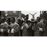 Nagyobb méret, Szendrő István fotóművészeti alkotása, Szent Jobb körmenet a fővárosban, Budapest, egyházi méltóságok, őrök, 1930-as évek. Eredeti, pecséttel jelzett fotó, papírkép,