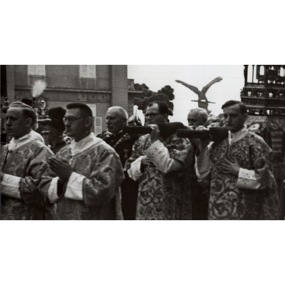 Nagyobb méret, Szendrő István fotóművészeti alkotása, Szent Jobb körmenet a fővárosban, Budapest, egyházi méltóságok, őrök, 1930-as évek. Eredeti, pecséttel jelzett fotó, papírkép,