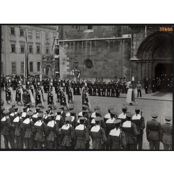   Nagyobb méret, Szendrő István fotóművészeti alkotása, Szent Jobb körmenet, Budapest, őrök, katonák, alul a Magyar Királyi Folyamőrség katonái, 1930-as évek. Eredeti, pecséttel jelzett fotó, papírkép, 