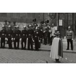 Nagyobb méret, Szendrő István fotóművészeti alkotása, Szent Jobb körmenet, Budapest, őrök, katonák, alul a Magyar Királyi Folyamőrség katonái, 1930-as évek. Eredeti, pecséttel jelzett fotó, papírkép, 