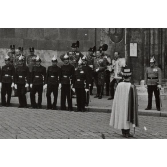 Nagyobb méret, Szendrő István fotóművészeti alkotása, Szent Jobb körmenet, Budapest, őrök, katonák, alul a Magyar Királyi Folyamőrség katonái, 1930-as évek. Eredeti, pecséttel jelzett fotó, papírkép, 