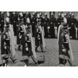 Nagyobb méret, Szendrő István fotóművészeti alkotása, Szent Jobb körmenet, Budapest, őrök, katonák, alul a Magyar Királyi Folyamőrség katonái, 1930-as évek. Eredeti, pecséttel jelzett fotó, papírkép, 