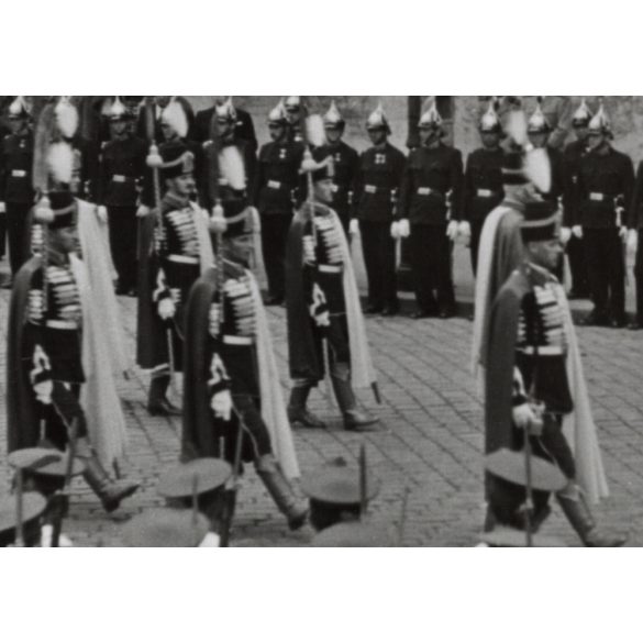 Nagyobb méret, Szendrő István fotóművészeti alkotása, Szent Jobb körmenet, Budapest, őrök, katonák, alul a Magyar Királyi Folyamőrség katonái, 1930-as évek. Eredeti, pecséttel jelzett fotó, papírkép, 