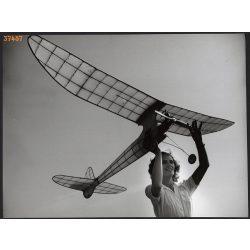   Nagyobb méret, Szendrő István fotóművészeti alkotása, Robbanómotoros repülőgépmodell, felszállásra készen, 1930-as évek. Eredeti, pecséttel jelzett fotó, papírkép, Agfa Brovira papíron.