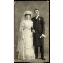   Nagyobb méret, Stojkovits és Békés műterem, Arad, Erdély, esküvő, menyasszony, vőlegény, bajusz, ünnep, monarchia, helytörténet, 1900-as évek, Eredeti  kabinetfotó, alja vágott, felső sarka sérült.  