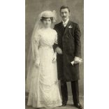 Nagyobb méret, Stojkovits és Békés műterem, Arad, Erdély, esküvő, menyasszony, vőlegény, bajusz, ünnep, monarchia, helytörténet, 1900-as évek, Eredeti  kabinetfotó, alja vágott, felső sarka sérült.  