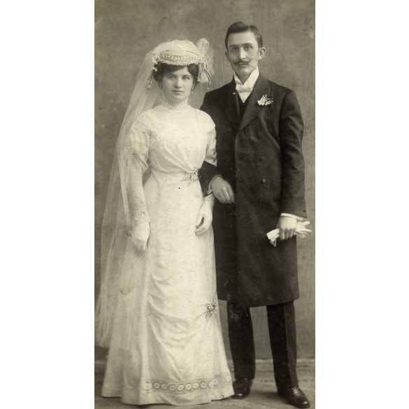 Nagyobb méret, Stojkovits és Békés műterem, Arad, Erdély, esküvő, menyasszony, vőlegény, bajusz, ünnep, monarchia, helytörténet, 1900-as évek, Eredeti  kabinetfotó, alja vágott, felső sarka sérült.  