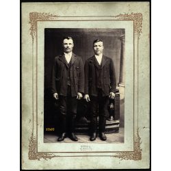   Nagyobb méret, Tóth műterem, T.St.Miklos, Törökszentmiklós, gazdák csizmában, ünneplő ruhában, csizma, retusált bajusz, monarchia, Jász-Nagykun-Szolnok megye, helytörténet,  1890-es évek, Eredeti fotó