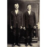 Nagyobb méret, Tóth műterem, T.St.Miklos, Törökszentmiklós, gazdák csizmában, ünneplő ruhában, csizma, retusált bajusz, monarchia, Jász-Nagykun-Szolnok megye, helytörténet,  1890-es évek, Eredeti fotó