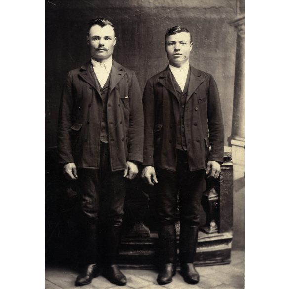 Nagyobb méret, Tóth műterem, T.St.Miklos, Törökszentmiklós, gazdák csizmában, ünneplő ruhában, csizma, retusált bajusz, monarchia, Jász-Nagykun-Szolnok megye, helytörténet,  1890-es évek, Eredeti fotó