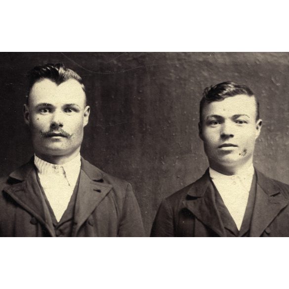 Nagyobb méret, Tóth műterem, T.St.Miklos, Törökszentmiklós, gazdák csizmában, ünneplő ruhában, csizma, retusált bajusz, monarchia, Jász-Nagykun-Szolnok megye, helytörténet,  1890-es évek, Eredeti fotó