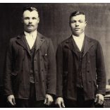 Nagyobb méret, Tóth műterem, T.St.Miklos, Törökszentmiklós, gazdák csizmában, ünneplő ruhában, csizma, retusált bajusz, monarchia, Jász-Nagykun-Szolnok megye, helytörténet,  1890-es évek, Eredeti fotó