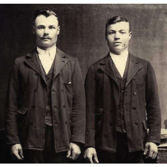 Nagyobb méret, Tóth műterem, T.St.Miklos, Törökszentmiklós, gazdák csizmában, ünneplő ruhában, csizma, retusált bajusz, monarchia, Jász-Nagykun-Szolnok megye, helytörténet,  1890-es évek, Eredeti fotó