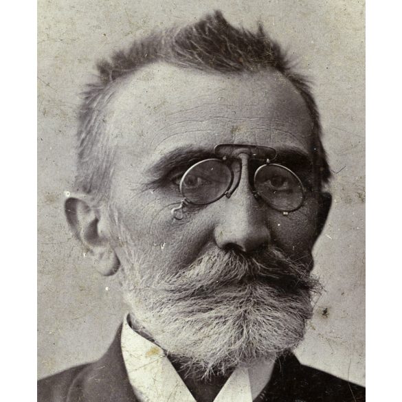 Dajkovits műterem, Versec, Vajdaság, szakállas úr cvikkerrel, monarchia, helytörténet, 1890-es évek, Eredeti  kabinetfotó.   