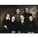 Nagyobb méret, családi fotó, fiatal férfiak egyenruhában, magyar katona (őrvezető), vasutasok, 2. világháború, Horthy-korszak, 1940-es évek, Eredeti fotó, papírkép. 