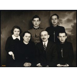   Nagyobb méret, családi fotó, fiatal férfiak egyenruhában, magyar katona (őrvezető), vasutasok, 2. világháború, Horthy-korszak, 1940-es évek, Eredeti fotó, papírkép. 
