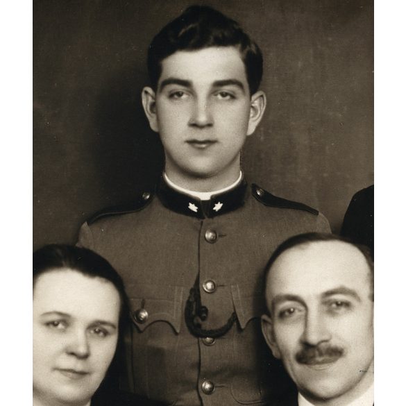 Nagyobb méret, családi fotó, fiatal férfiak egyenruhában, magyar katona (őrvezető), vasutasok, 2. világháború, Horthy-korszak, 1940-es évek, Eredeti fotó, papírkép. 