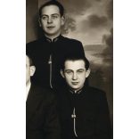 Nagyobb méret, családi fotó, fiatal férfiak egyenruhában, magyar katona (őrvezető), vasutasok, 2. világháború, Horthy-korszak, 1940-es évek, Eredeti fotó, papírkép. 