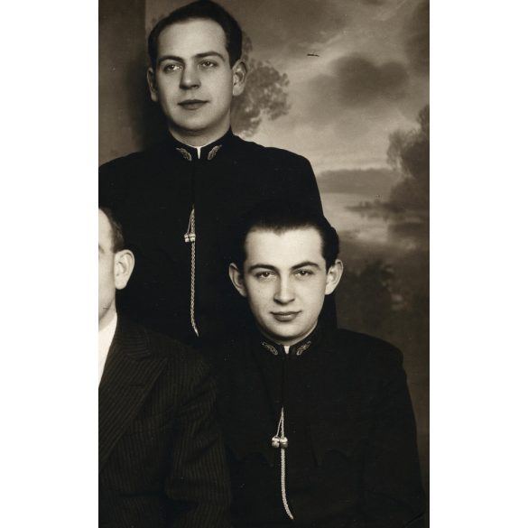 Nagyobb méret, családi fotó, fiatal férfiak egyenruhában, magyar katona (őrvezető), vasutasok, 2. világháború, Horthy-korszak, 1940-es évek, Eredeti fotó, papírkép. 