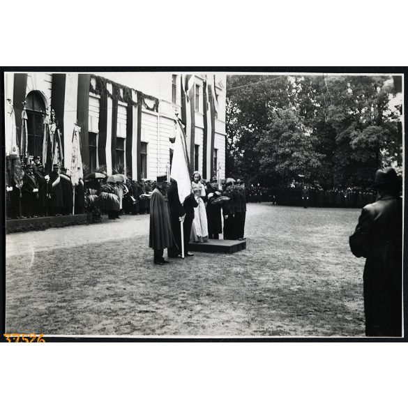 Vitéz Horthy Istvánné zászlót avat a Magyar Királyi Államvasutak Fiúnevelő Intézetének és Árvaházának megnyitó ünnepén. Szatmárnémeti, Erdély, 2. világháború, Horthy-korszak, helytörténet, 1941. szept