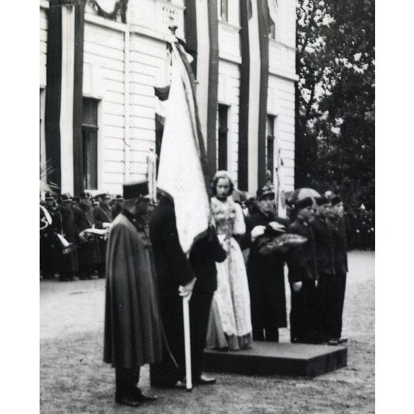 Vitéz Horthy Istvánné zászlót avat a Magyar Királyi Államvasutak Fiúnevelő Intézetének és Árvaházának megnyitó ünnepén. Szatmárnémeti, Erdély, 2. világháború, Horthy-korszak, helytörténet, 1941. szept