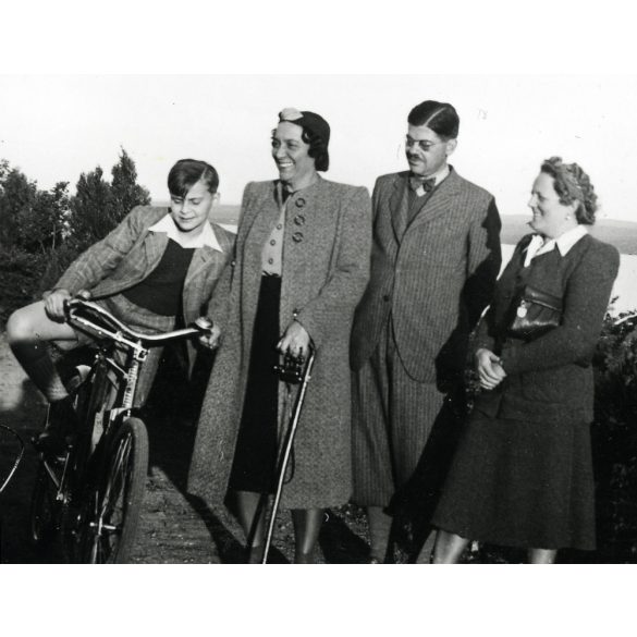 Kerékpárral a visszhangnál, Tihany, Balaton, Apátság, Horthy-korszak, helytörténet, 1940, 1940-es évek, Eredeti fotó, papírkép, hátulján ragasztásnyomok. 