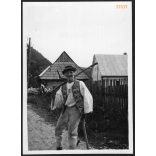 Kaszával, hazafelé menet, Felvidék, utcakép, Horthy-korszak, kasza, népviselet, helytörténet, 1935., 1930-s évek, Eredeti fotó, papírkép.   