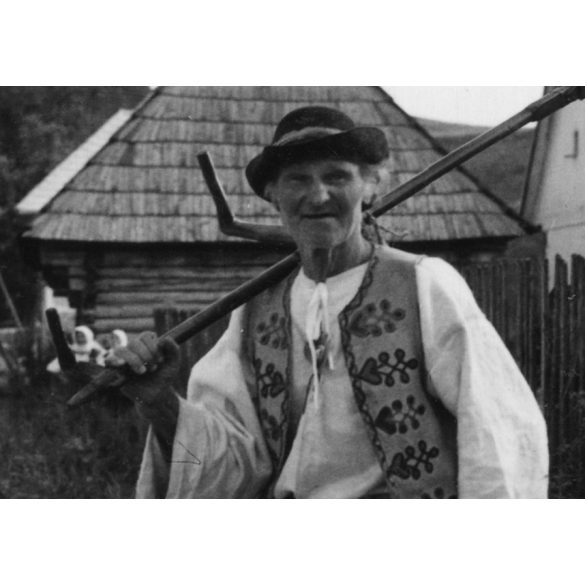 Kaszával, hazafelé menet, Felvidék, utcakép, Horthy-korszak, kasza, népviselet, helytörténet, 1935., 1930-s évek, Eredeti fotó, papírkép.   