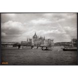 Kossuth híd, a Kossuth és a Batthyány tér között, Budapest, utcakép, parlament, Duna, épületek, hajók, uszály, helytörténet, 1950., 1950-es évek, Eredeti fotó, papírkép.   