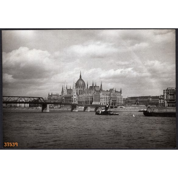 Kossuth híd, a Kossuth és a Batthyány tér között, Budapest, utcakép, parlament, Duna, épületek, hajók, uszály, helytörténet, 1950., 1950-es évek, Eredeti fotó, papírkép.   
